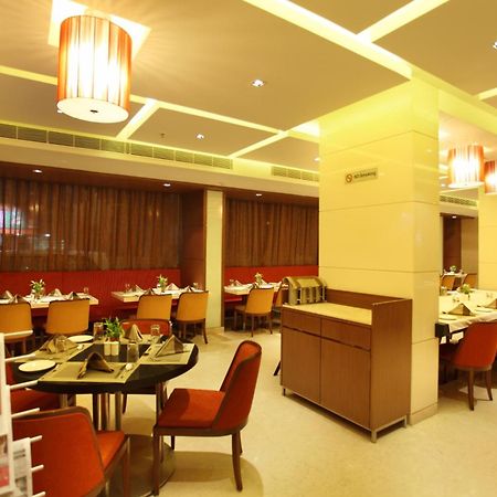 Comfort Inn Legacy Rajkot Restaurang bild
