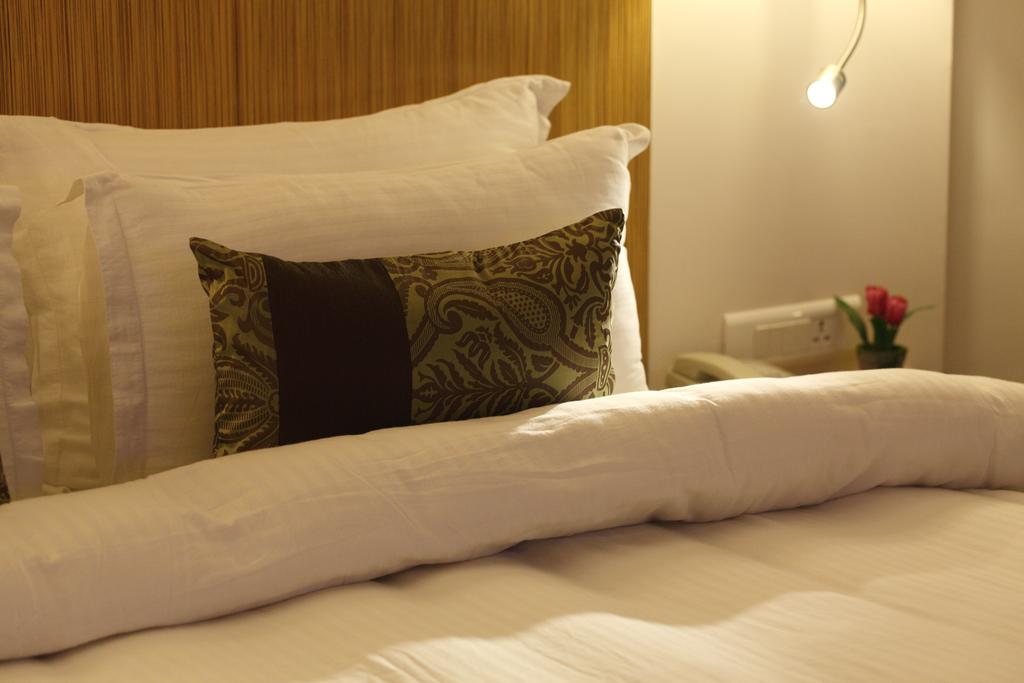 Comfort Inn Legacy Rajkot Exteriör bild