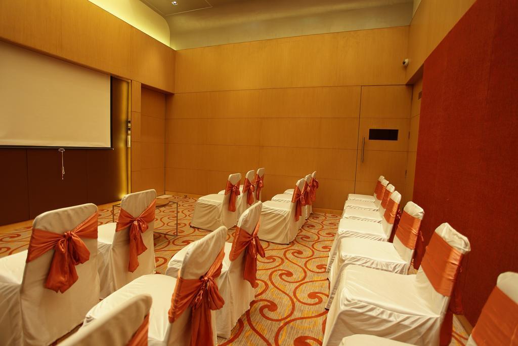Comfort Inn Legacy Rajkot Exteriör bild
