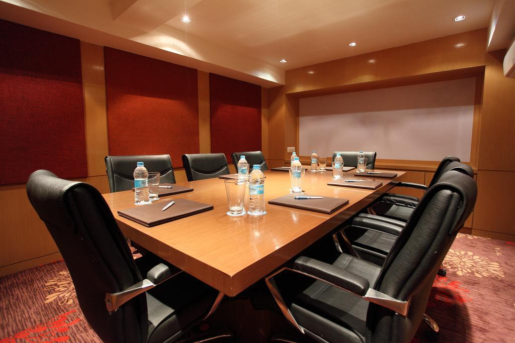 Comfort Inn Legacy Rajkot Exteriör bild