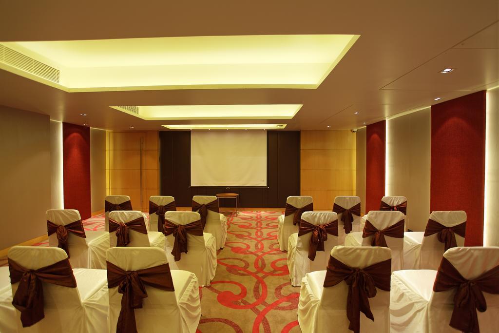 Comfort Inn Legacy Rajkot Exteriör bild