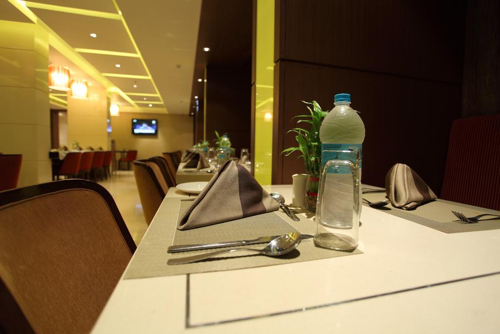 Comfort Inn Legacy Rajkot Exteriör bild