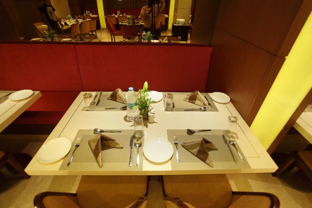 Comfort Inn Legacy Rajkot Exteriör bild